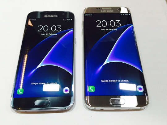 삼성전자 '갤럭시S7'(왼쪽)과 '갤럭시S7엣지'